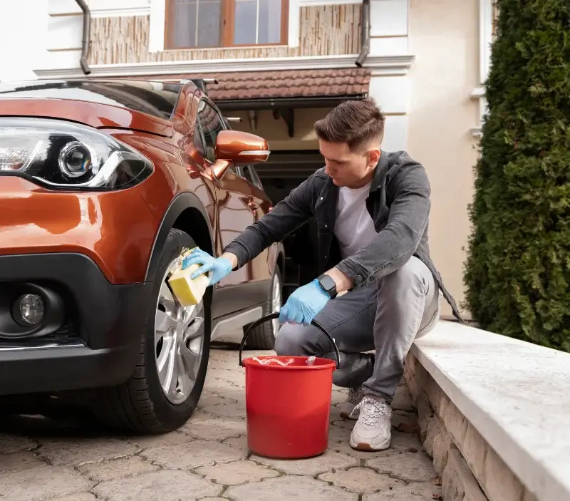 Lavage auto à domicile Liglet : professionnel intervenant sur un véhicule